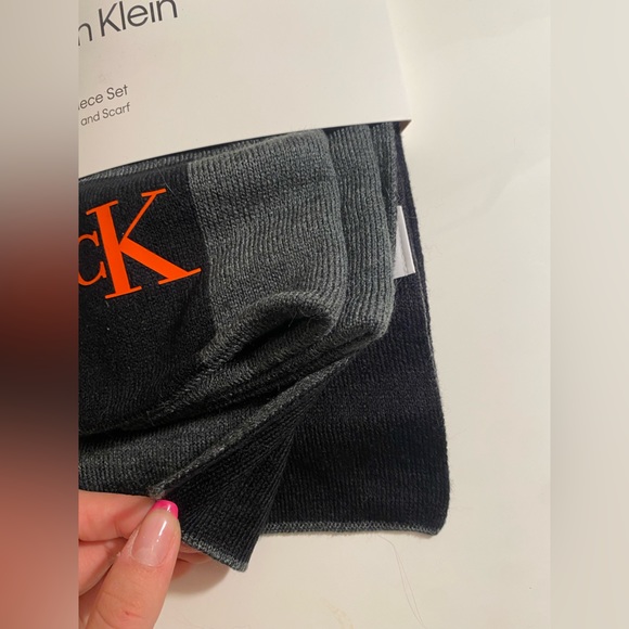 Calvin Klein 2-piece set Hat and Scarf - Picture 5 of 8